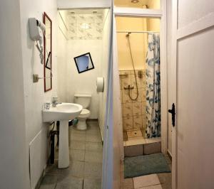 瓦尔帕莱索爱斯卡拉巴乔旅舍的一间带水槽、卫生间和淋浴的浴室
