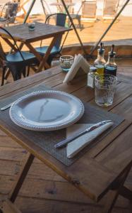 马德拉潘帕斯Domos Park的一张木桌,上面有盘子和刀子