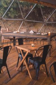 马德拉潘帕斯Domos Park的帐篷里一张大木桌和椅子