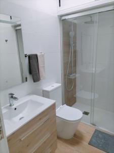 德尔锡伦西奥海岸Apartamento D&L的浴室配有卫生间、盥洗盆和淋浴。