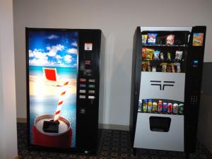 雷德迪尔南山汽车旅馆的冰箱旁的汽水自动售货机