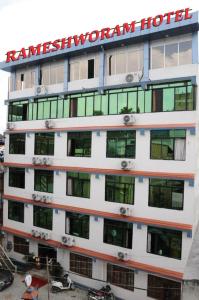 加德满都Rameshworam Hotel的建筑一侧有标志的酒店
