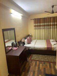 加德满都Rameshworam Hotel的酒店客房配有两张床和一张书桌