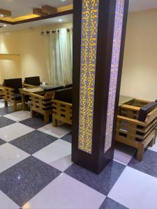 加德满都Rameshworam Hotel的配有桌椅和柱子的房间