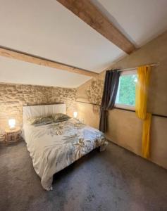 艾居厄河畔卡马勒Mas provençal的一间卧室设有一张床和一个窗口
