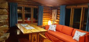 KorvalaKorvala log cabins的带沙发和木桌的客厅