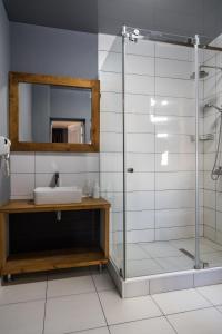 阿拉木图Гостевой дом на Коктобе Люкс 5的带淋浴、水槽和镜子的浴室