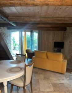 艾居厄河畔卡马勒Mas provençal的客厅配有黄色的沙发和桌子
