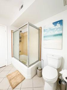 洛杉矶Relaxing 6 BR Oasis with Pool - Lou1的白色的浴室设有卫生间和淋浴。