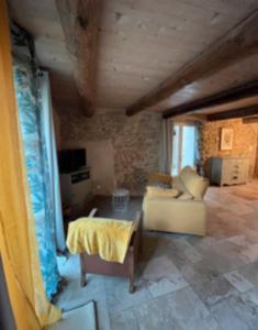 艾居厄河畔卡马勒Mas provençal的客厅配有沙发和桌子