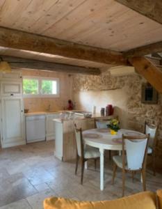 艾居厄河畔卡马勒Mas provençal的一间厨房,里面配有桌椅