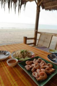 阁科考普拉尼海滩别墅酒店的海滩上一张桌子和一盘食物