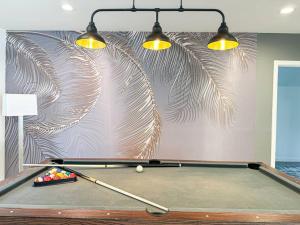 洛杉矶Cozy 3BR Oasis for Your Next Adventure in LA - WO的墙上一张带两个灯的台球桌