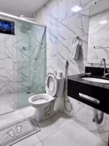 BelterraCHALES TEMATICOS的浴室配有卫生间、淋浴和盥洗盆。