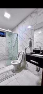 BelterraCHALES TEMATICOS的浴室配有卫生间、淋浴和盥洗盆。