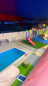 Ash Shishahشاليهات ميرامار مكة الحسينية的一个带滑梯的游泳池和一个游乐场