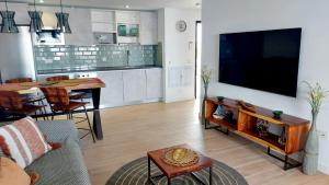 拉哈雷斯Luxury Apartment in Casilla de Costa - Casa MEVA的客厅配有大屏幕平面电视