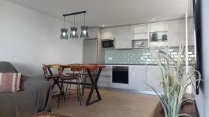 拉哈雷斯Luxury Apartment in Casilla de Costa - Casa MEVA的一间厨房,里面配有桌椅