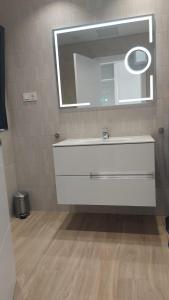 拉哈雷斯Luxury Apartment in Casilla de Costa - Casa MEVA的浴室设有白色水槽和镜子