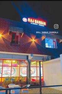 RajDarbar的大楼一侧有标志的餐厅