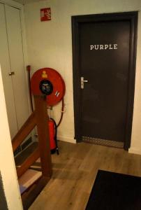 蒂尔堡蒂尔堡赫伯格海特瓦本婉酒店的一间紫色门的房间的门