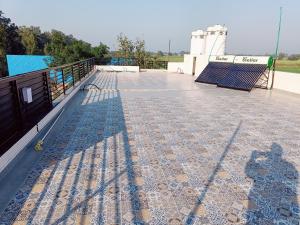 RajDarbar的建筑物屋顶上的人的阴影