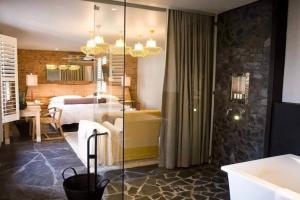 德班Concierge Hotel的酒店客房设有一间卧室和一间浴室。