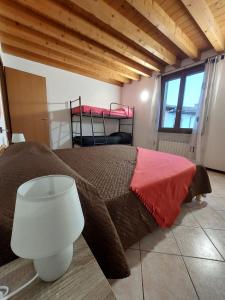 沃尔塔曼托瓦纳Il Vagabondo的一间卧室配有一张带红色毯子的床