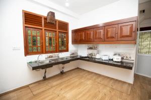 阿杭格默Manel Villa的一个带水槽和木橱柜的厨房