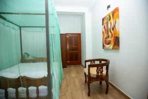 阿杭格默Manel Villa的一间卧室配有双层床和椅子