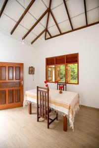 阿杭格默Manel Villa的一间卧室设有两张床和窗户。