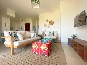 赫尔格达Soma Bay Sea View Penthouse的客厅配有沙发和桌子
