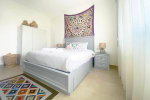 赫尔格达Soma Bay Sea View Penthouse的一间卧室,上方有带挂毯的床