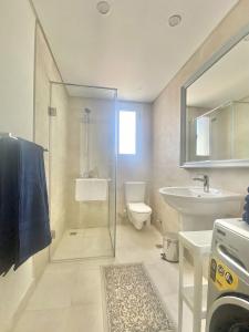 赫尔格达Soma Bay Sea View Penthouse的带淋浴、卫生间和盥洗盆的浴室