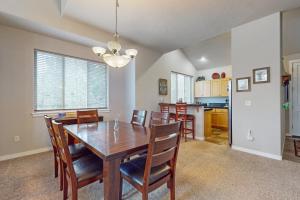 雷德蒙德Eagle Crest Family Retreat的厨房以及带木桌和椅子的用餐室。