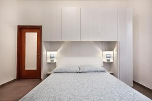 斯嘉德瓦利Casa Cicolani的一间卧室配有一张带白色橱柜的大床
