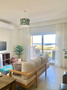 赫尔格达Soma Bay Sea View Penthouse的一间客厅,客厅配有沙发,享有美景。