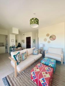 赫尔格达Soma Bay Sea View Penthouse的客厅配有白色的沙发和桌子