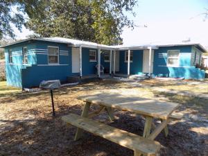 彭萨科拉Fishing Retreat的蓝色房子前面的野餐桌