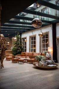 巴尔5 Terres Hôtel & Spa Barr - MGallery Hotel Collection的客厅配有圣诞树和沙发