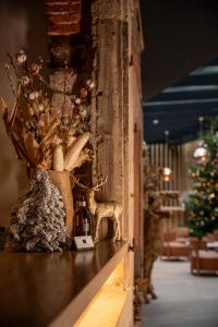 巴尔5 Terres Hôtel & Spa Barr - MGallery Hotel Collection的一个带一瓶葡萄酒和一棵圣诞树的架子