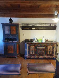 什特兰贝尔克Štramberk V Kútě的厨房配有木制橱柜和2个地毯