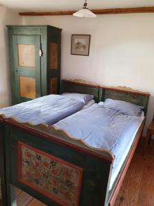 什特兰贝尔克Štramberk V Kútě的一间卧室配有两张蓝色床单