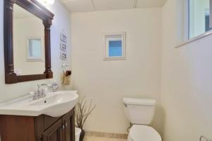 伊斯拉莫拉达Sunshine Place的一间带水槽、卫生间和镜子的浴室
