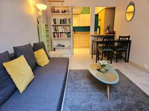 里昂Le Canut Duviard - proche métro Croix-Rousse的客厅配有蓝色的沙发和桌子
