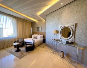 马拉喀什Sillage Palace Sky & Spa的酒店客房,配有床和镜子