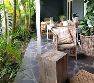 德班Concierge Hotel的庭院配有桌椅和植物