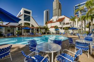 圣地亚哥Downtown San Diego Condo in Marina District!的一个带蓝色椅子和一张桌子的游泳池