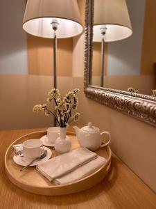 葛伦坦马勒黎莱斯康科德公寓式酒店的一张桌子,桌子上放着茶具,上面放着镜子