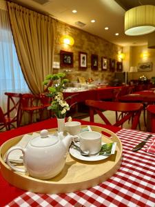 葛伦坦马勒黎莱斯康科德公寓式酒店的盘子里放茶壶和杯子的桌子
